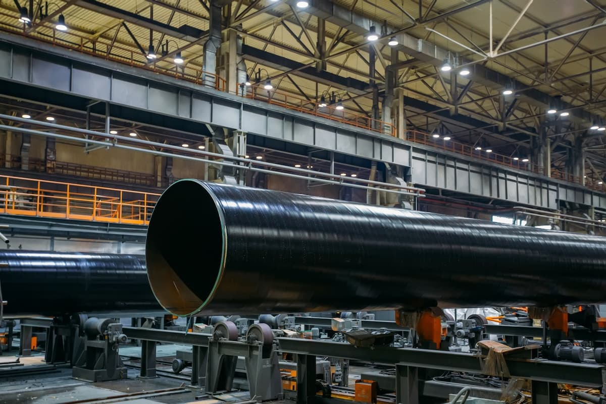 Fabricación de Tubería Gigante de Acero en un taller industrial.
