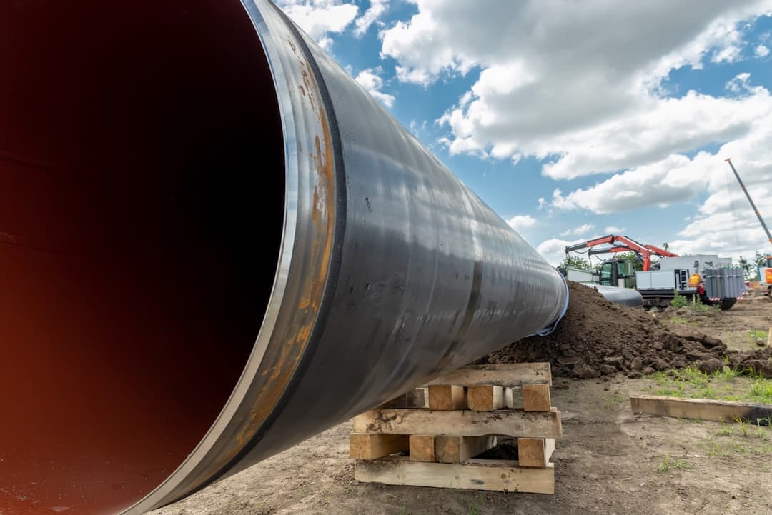 Instalación de tubería gigante en una construcción.