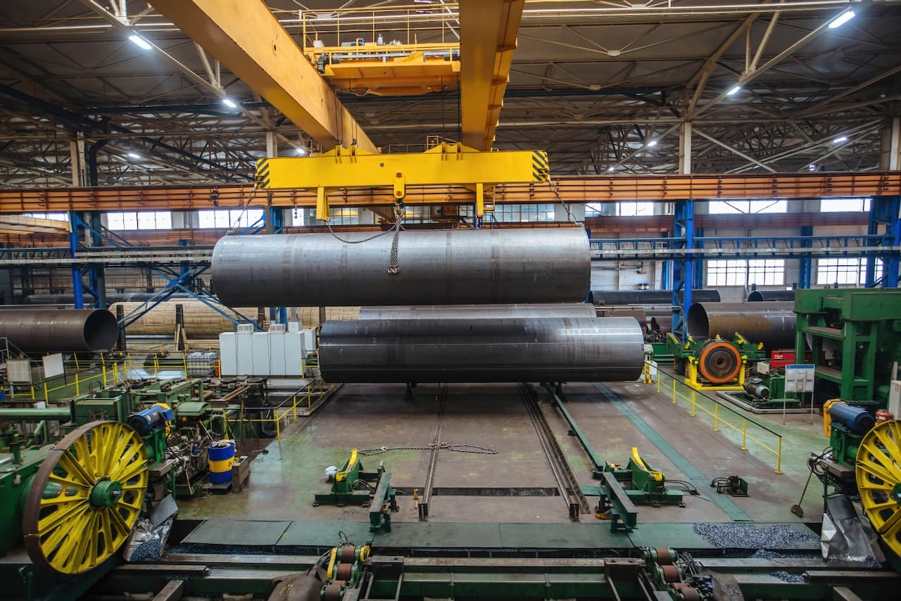 Fabricación de Tubería Gigante de Acero en un taller industrial.