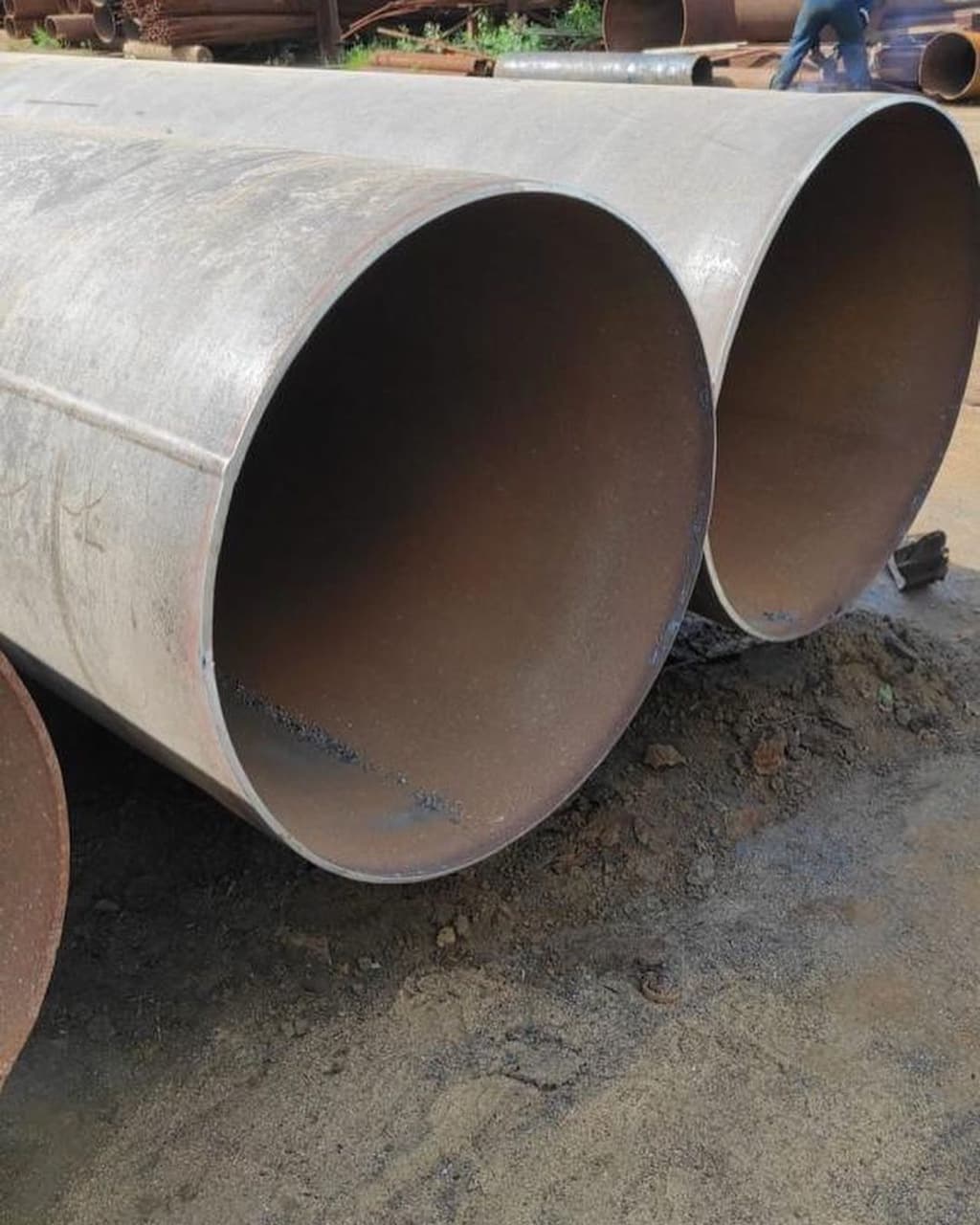 Tubería gigante en una obra de construcción.