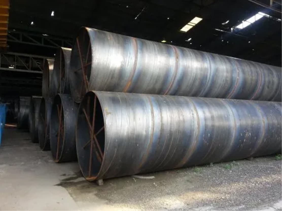 Tubería gigante de acero para un proyecto petrolero.