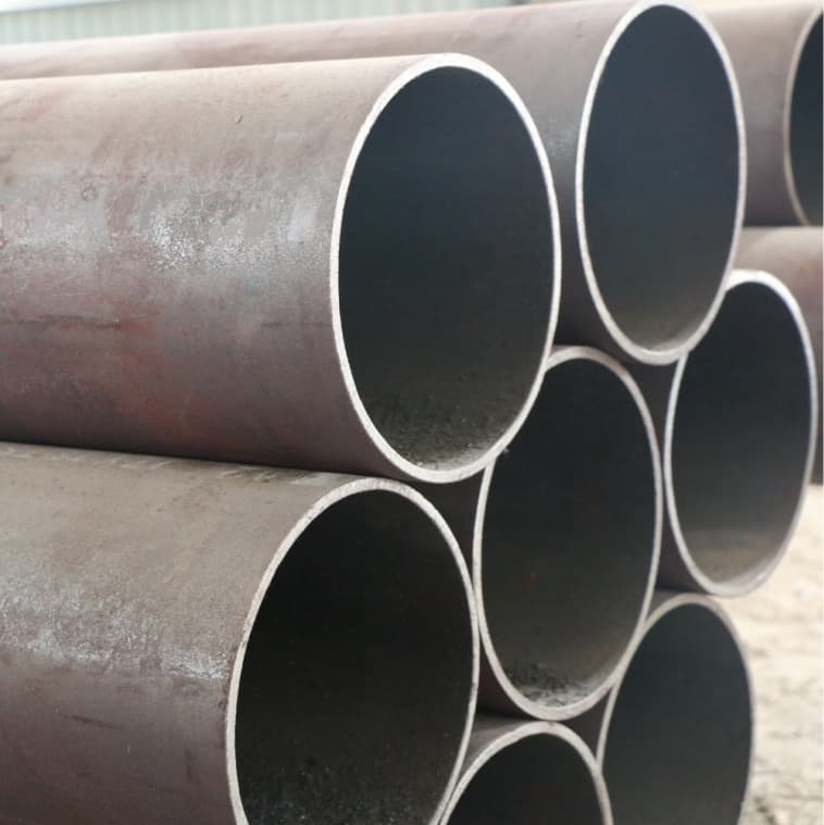 Tubos apilados en una fábrica, preparados para ser utilizados en minería