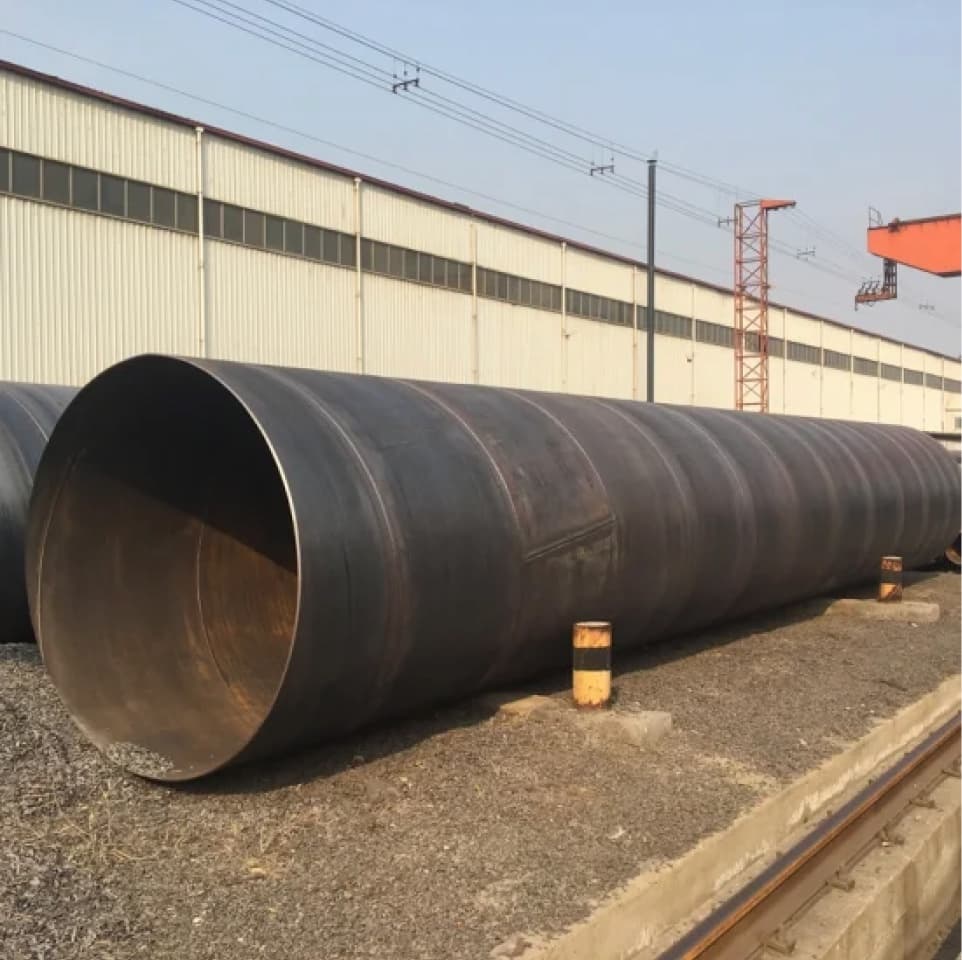Tubería Gigante de Acero como soporte en un proyecto de ingeniería industrial