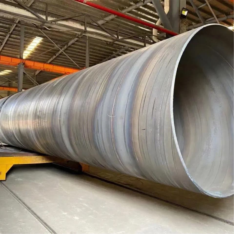 Tubería de acero de gran diámetro en un entorno industrial.