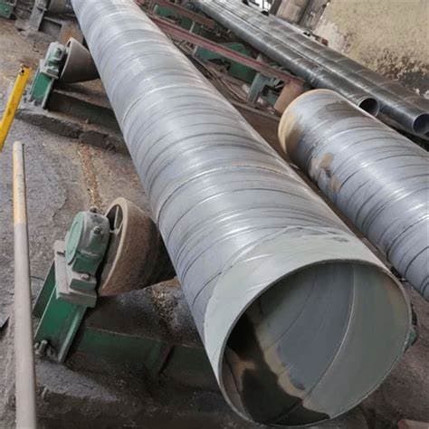 Tuberías de acero dispuestas en una instalación industrial, montadas sobre rodillos.