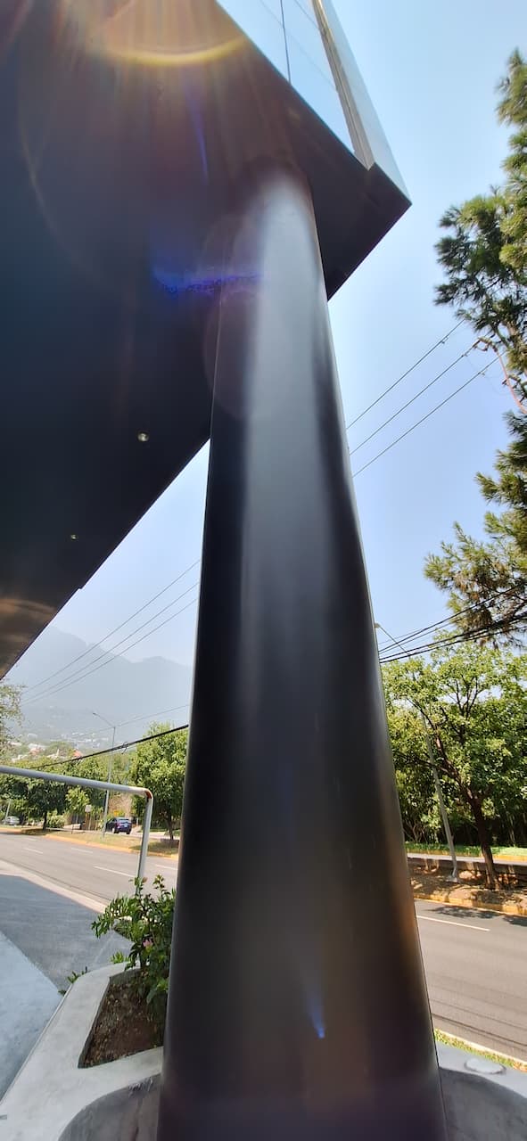 Tubo gigante de acero como estructura robusta.