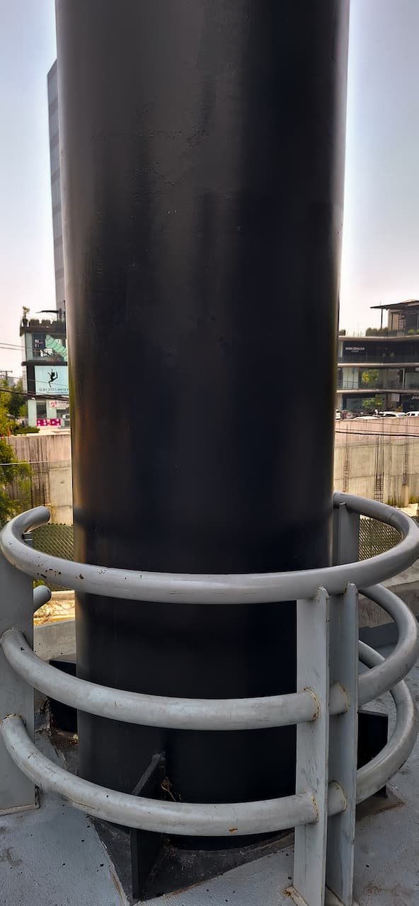 Tubo gigante de acero como estructura robusta.